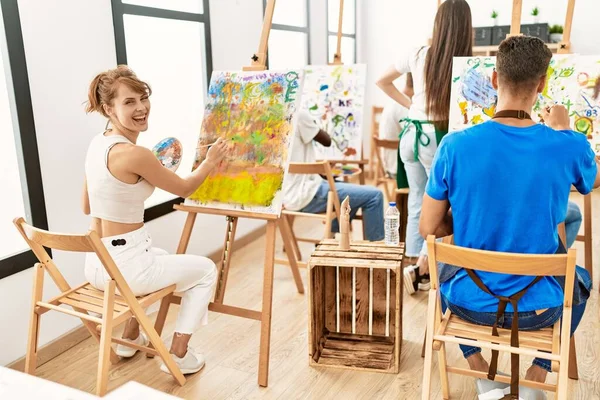 一群人在艺术工作室里开心地笑着画画 — 图库照片