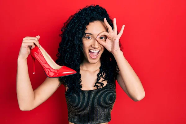Young Hispanic Woman Curly Hair Holding Red High Heel Shoes — 图库照片