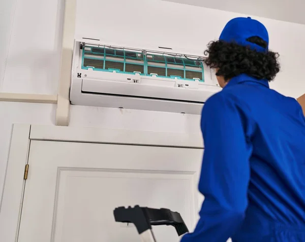 Junger Hispanischer Mann Repariert Klimaanlage Hause — Stockfoto
