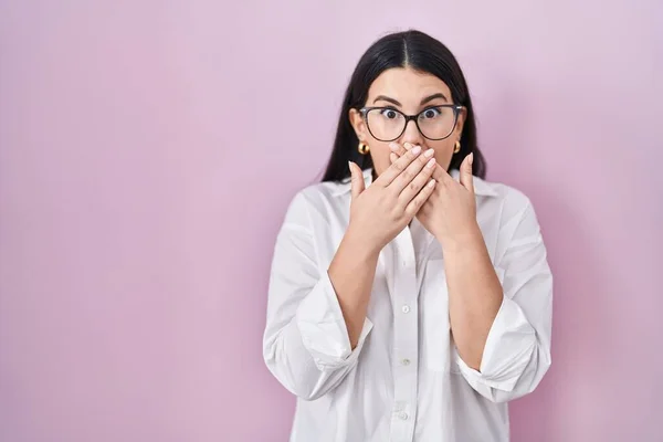 Young Brunette Woman Standing Pink Background Shocked Covering Mouth Hands — Φωτογραφία Αρχείου