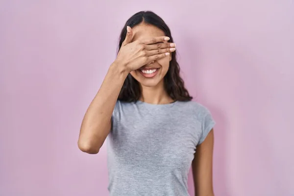 Mujer Brasileña Joven Con Camiseta Casual Sobre Fondo Rosa Sonriendo —  Fotos de Stock