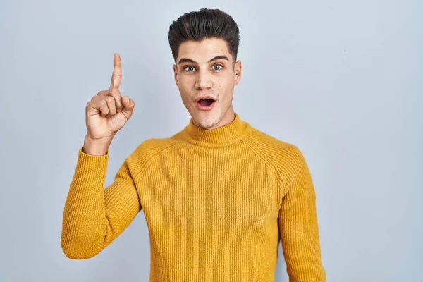 Young Hispanic Man Standing Blue Background Pointing Finger Successful Idea — Stockfoto