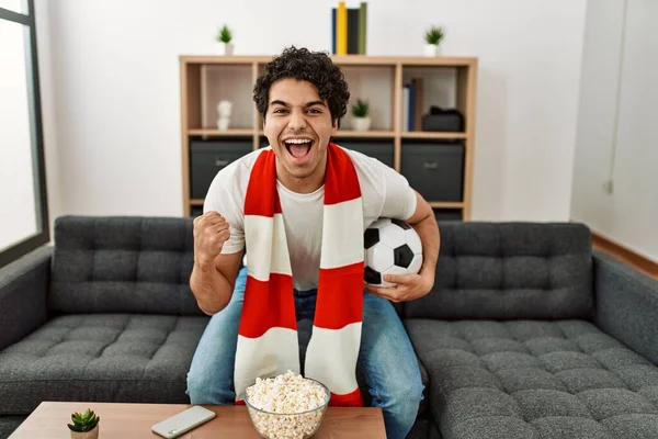 Joven Hombre Hispano Viendo Partido Fútbol Equipo Apoyo Casa — Foto de Stock