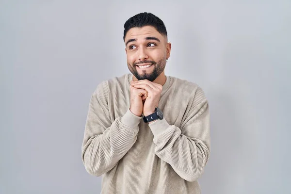 Joven Hombre Guapo Pie Sobre Fondo Aislado Riendo Nervioso Emocionado —  Fotos de Stock