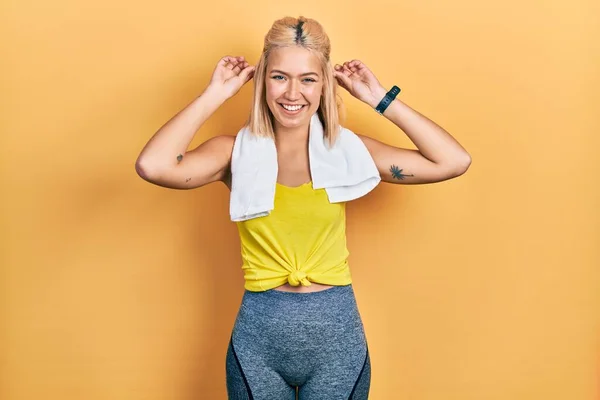 Schöne Blonde Sportlerin Trainingsoutfit Lächelnd Die Ohren Mit Den Fingern — Stockfoto