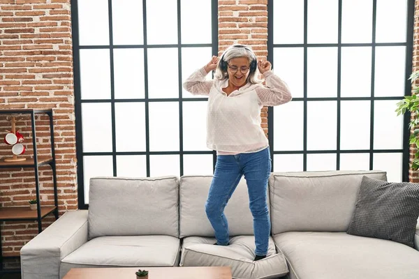 Orta Yaşlı Kadın Müzik Dinliyor Dans Ediyor Evdeki Kanepede Duruyor — Stok fotoğraf