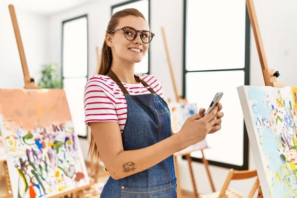 Ung Kvinna Ler Säker Med Hjälp Smartphone Konst Studio — Stockfoto