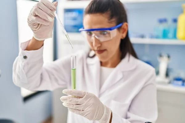 Young Hispanic Woman Wearing Scientist Uniform Using Pipette Working Laboratory — Stock Photo, Image