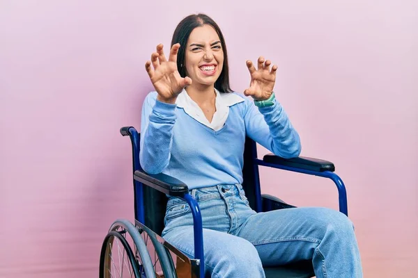 Beautiful Woman Blue Eyes Sitting Wheelchair Smiling Funny Doing Claw — Photo