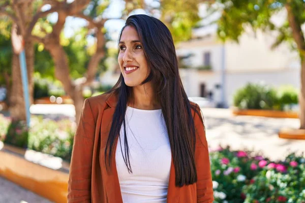 Jonge Spaanse Vrouw Glimlachend Vol Vertrouwen Wandelen Het Park — Stockfoto