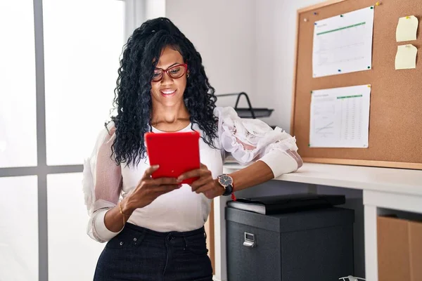 Trabajadora Negocios Afroamericana Usando Touchpad Oficina —  Fotos de Stock