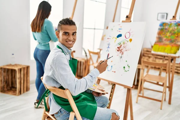 Jovem Pintor Latino Casal Sorrindo Pintura Feliz Estúdio Arte — Fotografia de Stock