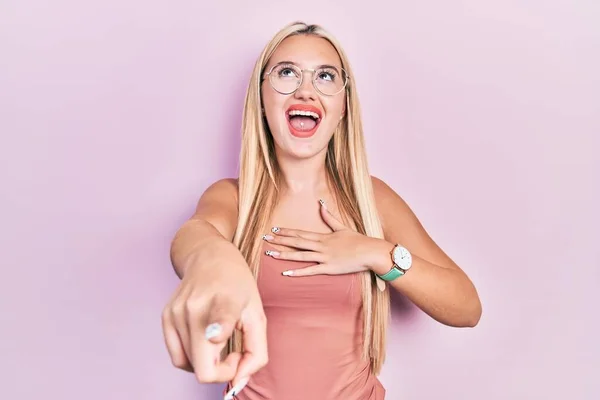 Mladá Blondýnka Neformálním Oblečení Směje Ukazuje Prstem Fotoaparát Rukou Nad — Stock fotografie