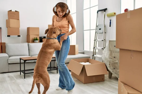 Joven Mujer Caucásica Sonriendo Confiada Escuchando Música Bailando Con Perro — Foto de Stock