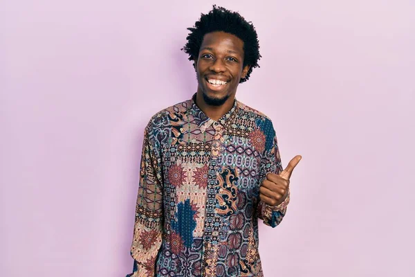 Молодий Афроамериканець Повсякденному Одязі Усміхається Щасливий Позитивний Великий Палець Робить — стокове фото