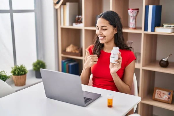 Junge Brasilianerin Macht Videoanruf Dem Sie Dem Arzt Tabletten Zeigt — Stockfoto