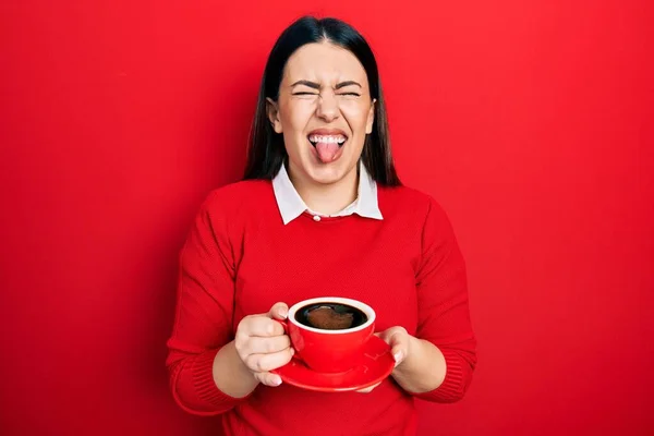 Jovem Hispânica Bebendo Uma Xícara Café Colando Língua Feliz Com — Fotografia de Stock