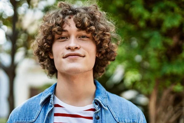 Молодий Іспаномовний Чоловік Посміхається Парку — стокове фото