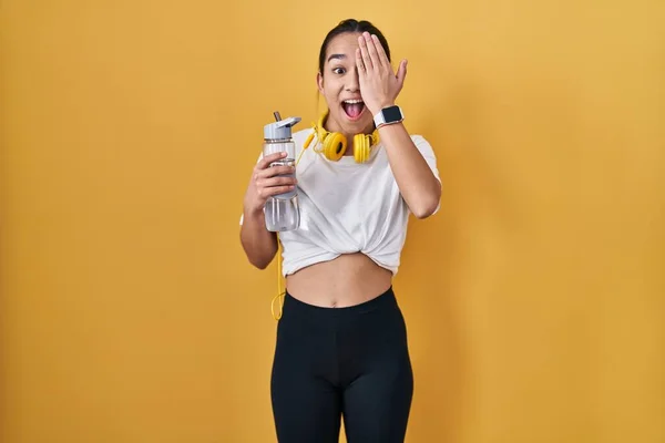 Ung Sydasiatisk Kvinna Som Bär Sportkläder Dricksvatten Täcker Ena Ögat — Stockfoto