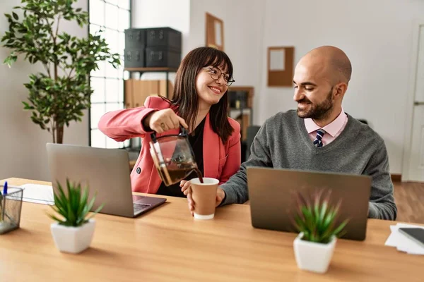 Dois Empresários Hispânicos Sorrir Felizes Parceiro Derramando Café Escritório — Fotografia de Stock