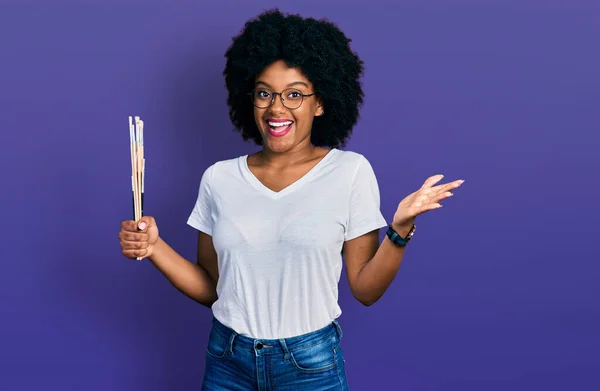 Junge Afroamerikanerin Hält Pinsel Der Hand Und Feiert Leistung Mit — Stockfoto