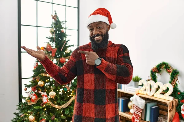 Homem Afro Americano Vestindo Chapéu Papai Noel Junto Árvore Natal — Fotografia de Stock