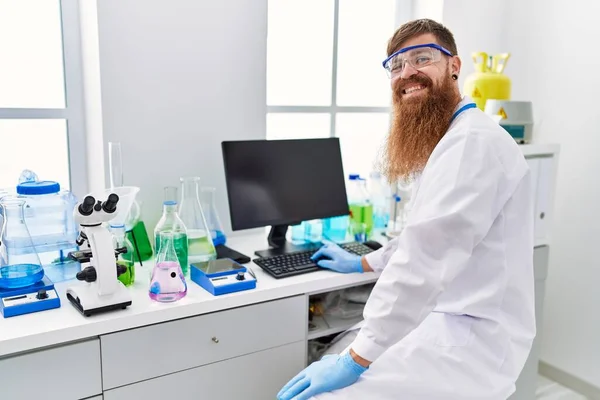 Junger Rotschopf Wissenschaftleruniform Bei Der Arbeit Labor — Stockfoto