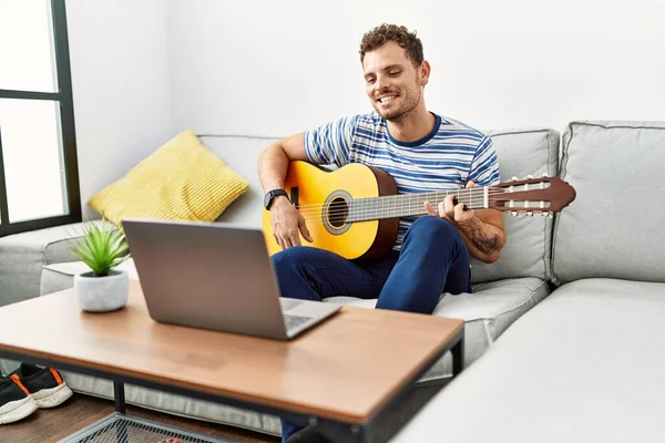 Jovem Hispânico Sorrindo Confiante Tocando Concerto Guitarra Online Casa — Fotografia de Stock