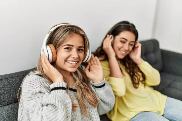 Jeune Couple Souriant Heureux Écouter Musique Assis Sur Canapé Maison — Photo