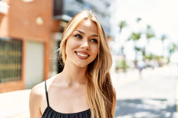 Jovem Caucasiana Sorrindo Feliz Cidade — Fotografia de Stock