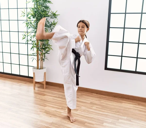 Joven Chica Hispana Haciendo Artes Marciales Estudio Entrenamiento — Foto de Stock