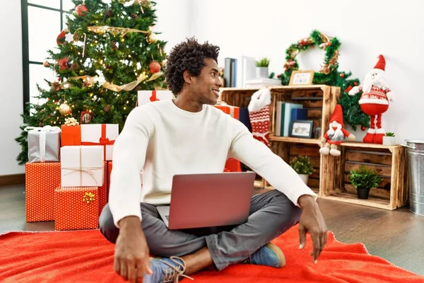 Hombre Afroamericano Joven Usando Ordenador Portátil Sentado Junto Árbol Navidad — Foto de Stock