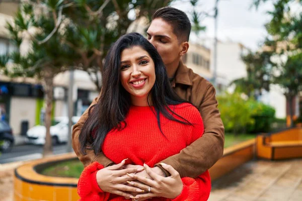 Homem Mulher Casal Beijando Abraçando Uns Aos Outros Parque — Fotografia de Stock