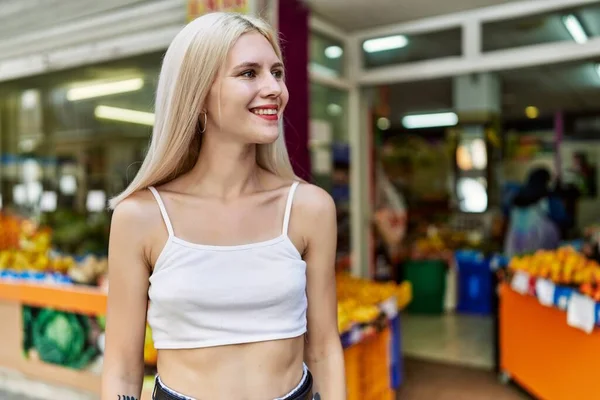 Jong Blond Meisje Glimlachen Gelukkig Staan Stad — Stockfoto