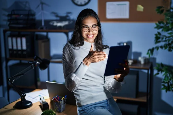 Jovem Brasileira Usando Touchpad Noite Trabalhando Escritório Sorrindo Amigável Oferecendo — Fotografia de Stock