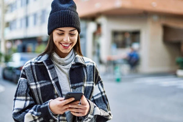 Jeune Femme Hispanique Souriant Heureux Utilisant Smartphone Ville — Photo