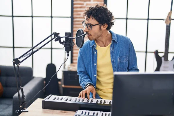 Young Hispanic Man Musician Singing Song Playing Piano Keyboard Music — ストック写真