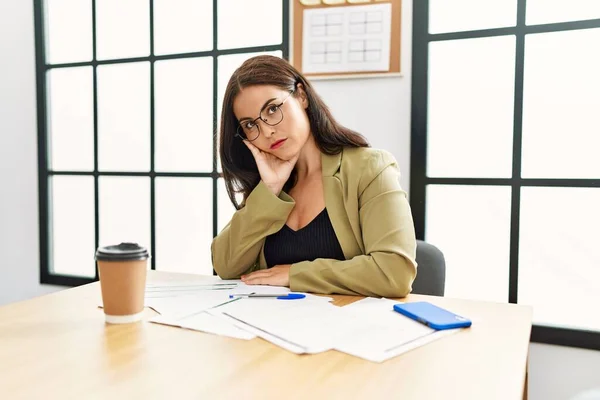 穿着商务风格的年轻黑发女人坐在办公室的桌子上 满脑子疲惫 双手交叉 对抑郁症感到厌烦 — 图库照片