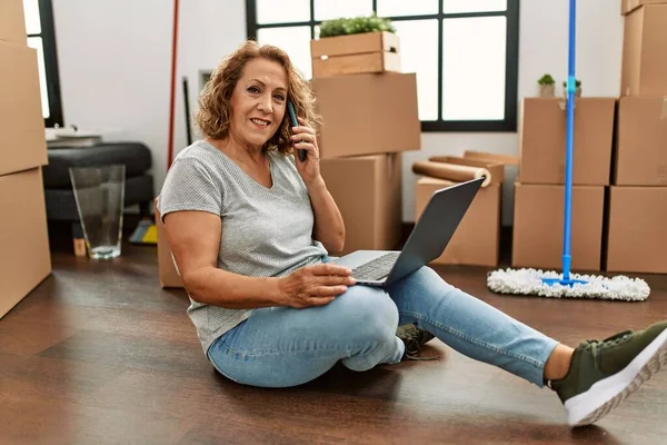 Kaukasische Frau Mittleren Alters Benutzt Laptop Und Spricht Auf Dem — Stockfoto