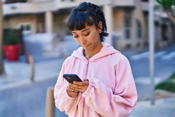 Junge Frau Nutzt Smartphone Auf Der Straße — Stockfoto