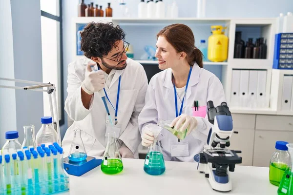 Άνδρας Και Γυναίκα Επιστημονικός Εταίρος Χαμογελώντας Αυτοπεποίθηση Εργασίας Στο Εργαστήριο — Φωτογραφία Αρχείου
