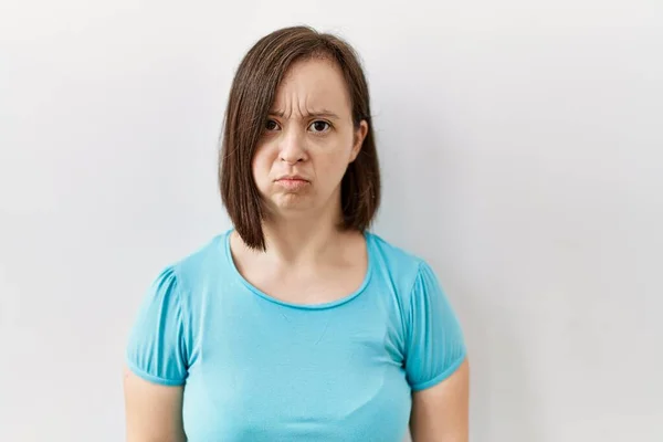 Young Syndrome Woman Standing Isolated Background Slappna Med Allvarliga Ansiktsuttryck — Stockfoto
