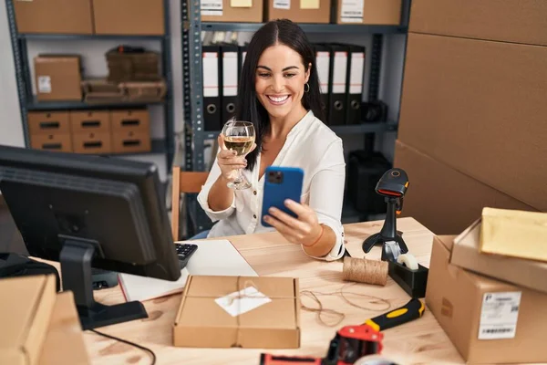 Молода Іспаномовна Жінка Працює Над Питним Вином Використовує Смартфон Посміхаючись — стокове фото