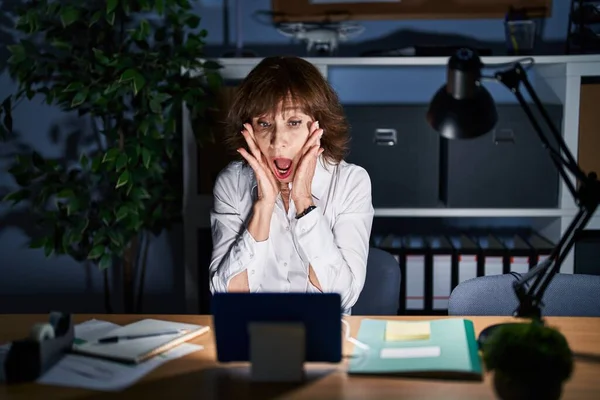 Mujer Mediana Edad Que Trabaja Oficina Por Noche Asustada Sorprendida —  Fotos de Stock