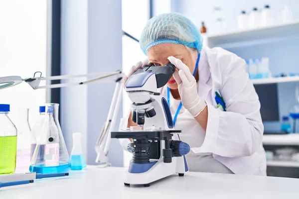 Blondynka Średnim Wieku Mundurze Naukowca Używająca Mikroskopu Laboratorium — Zdjęcie stockowe