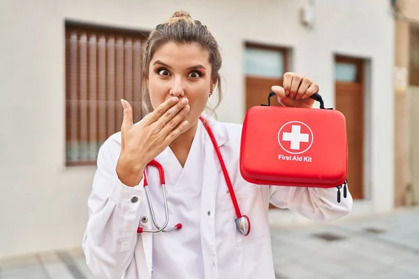 Jovem Médica Segurando Kit Primeiros Socorros Cobrindo Boca Com Mão — Fotografia de Stock
