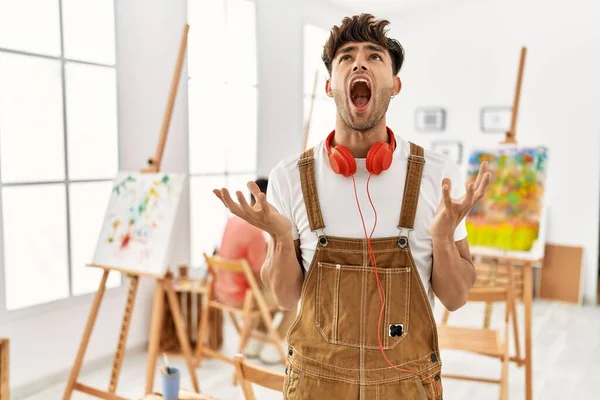Νεαρός Ισπανός Στο Στούντιο Τέχνης Τρελός Και Τρελός Φωνάζοντας Και — Φωτογραφία Αρχείου