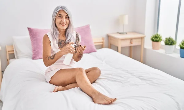 Middle Age Grey Haired Woman Smiling Confident Applying Lotion Skin — Stockfoto