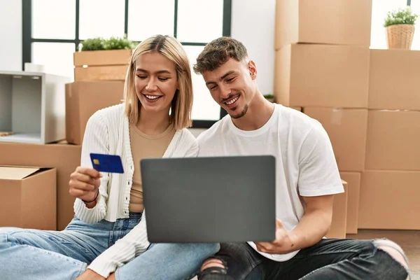 Young Caucasian Couple Smiling Happy Using Laptop Credit Card Sitting — Stock Photo, Image