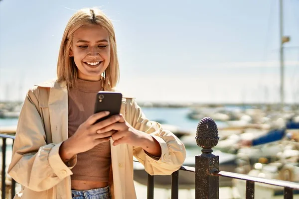 Ung Blond Flicka Ler Glad Med Hjälp Smartphone Staden — Stockfoto